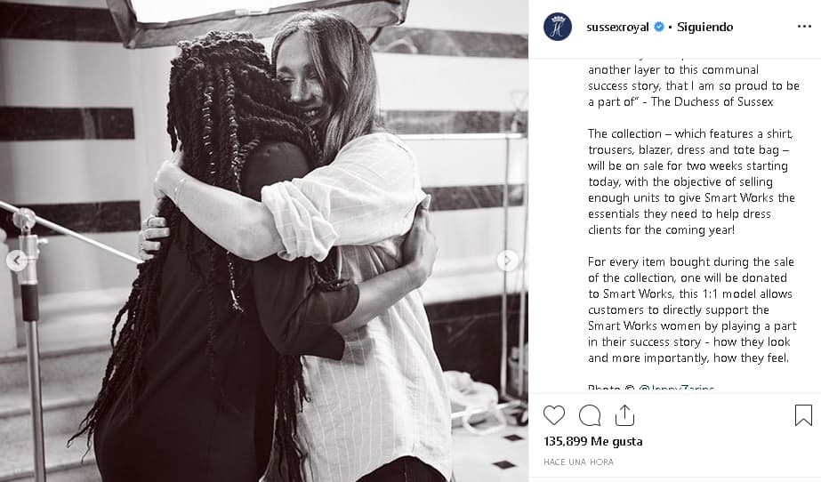 En las fotos se ve a Markle con algunas de las mujeres que posaron con piezas de la colección, que consta de un
<b><a href="https://www.univision.com/famosos/lo-que-este-valiente-look-de-meghan-markle-dice-sobre-ser-mama-y-que-otras-famosas-tratan-de-ocultar-fotos" target="_blank">vestido, blazer, camisa, pantalón y bolso de mano</a></b>, de acuerdo a lo que se informó en la publicación.