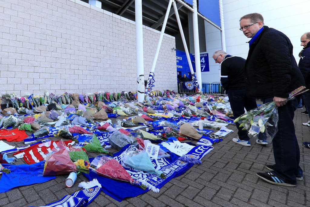 No había lugar para colocar más ofrendas pero eso no fue impedimento para los fanáticos del Leicester.
