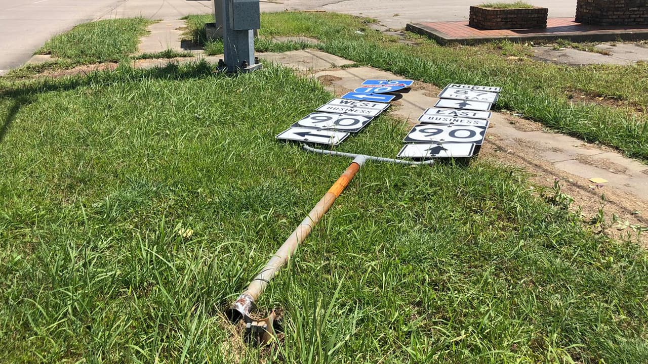 Señalamientos viales derribados fueron parte del escenario en Orange, Texas tras el paso del huracán Laura.