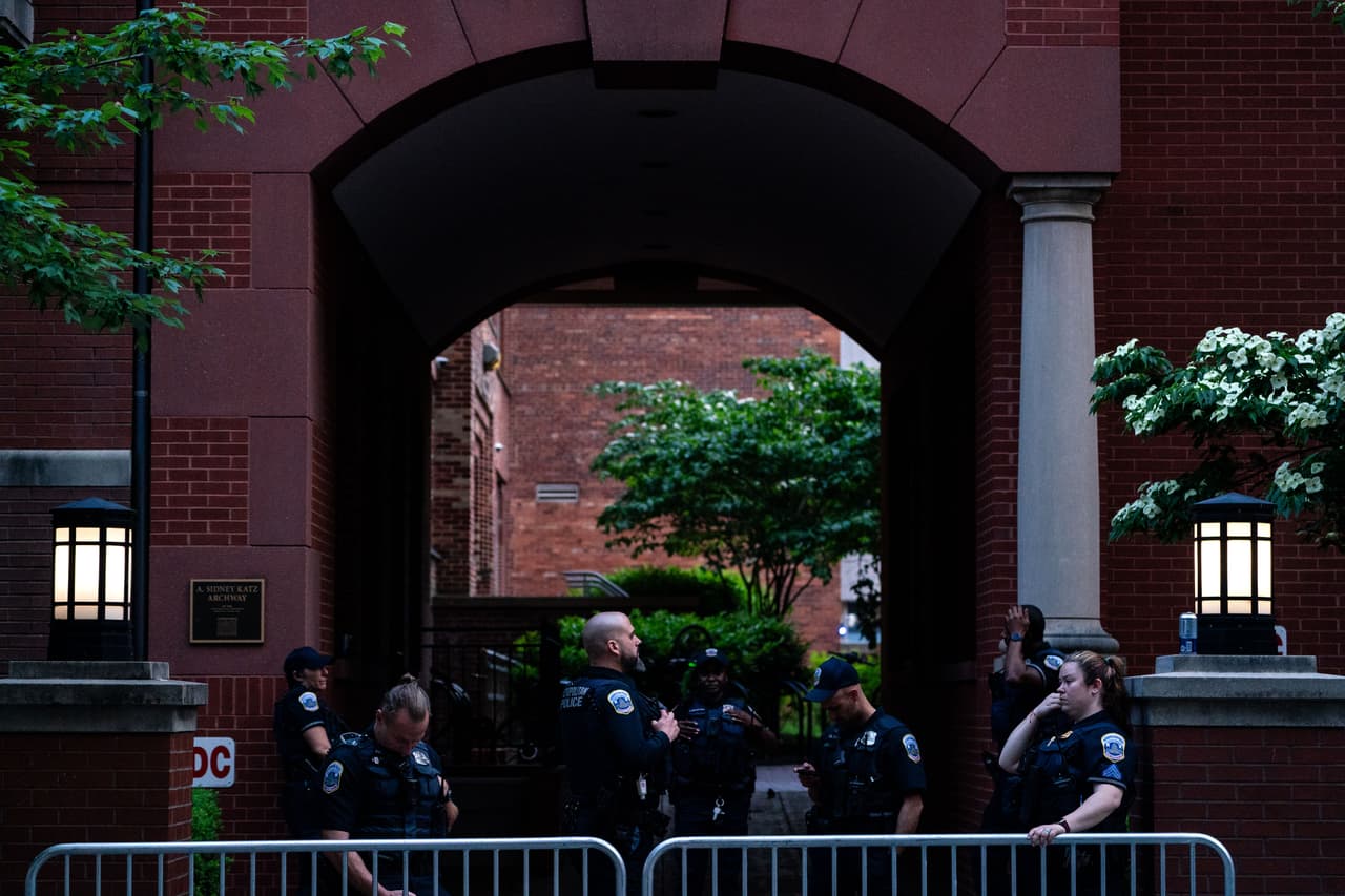Manifestantes afirmaron que eran demasiados policías para una protesta estudiantil, y que estos utilizaron gas pimienta en su contra.
