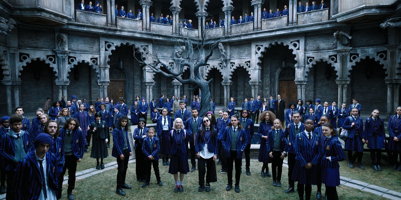 Los excluidos de la Academia Nevermore con su uniforme azul.