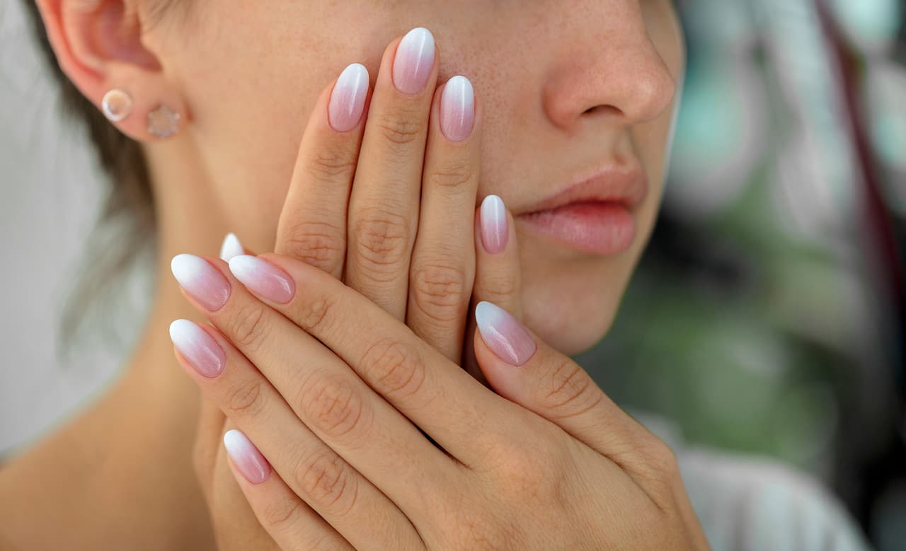 <b>Uñas postizas. </b>Además de ayudarte para que tus manos se vean más bonitas y arregladas, las uñas postizas también te servirán para que, por un tiempo prolongado, no te puedas morder las uñas.