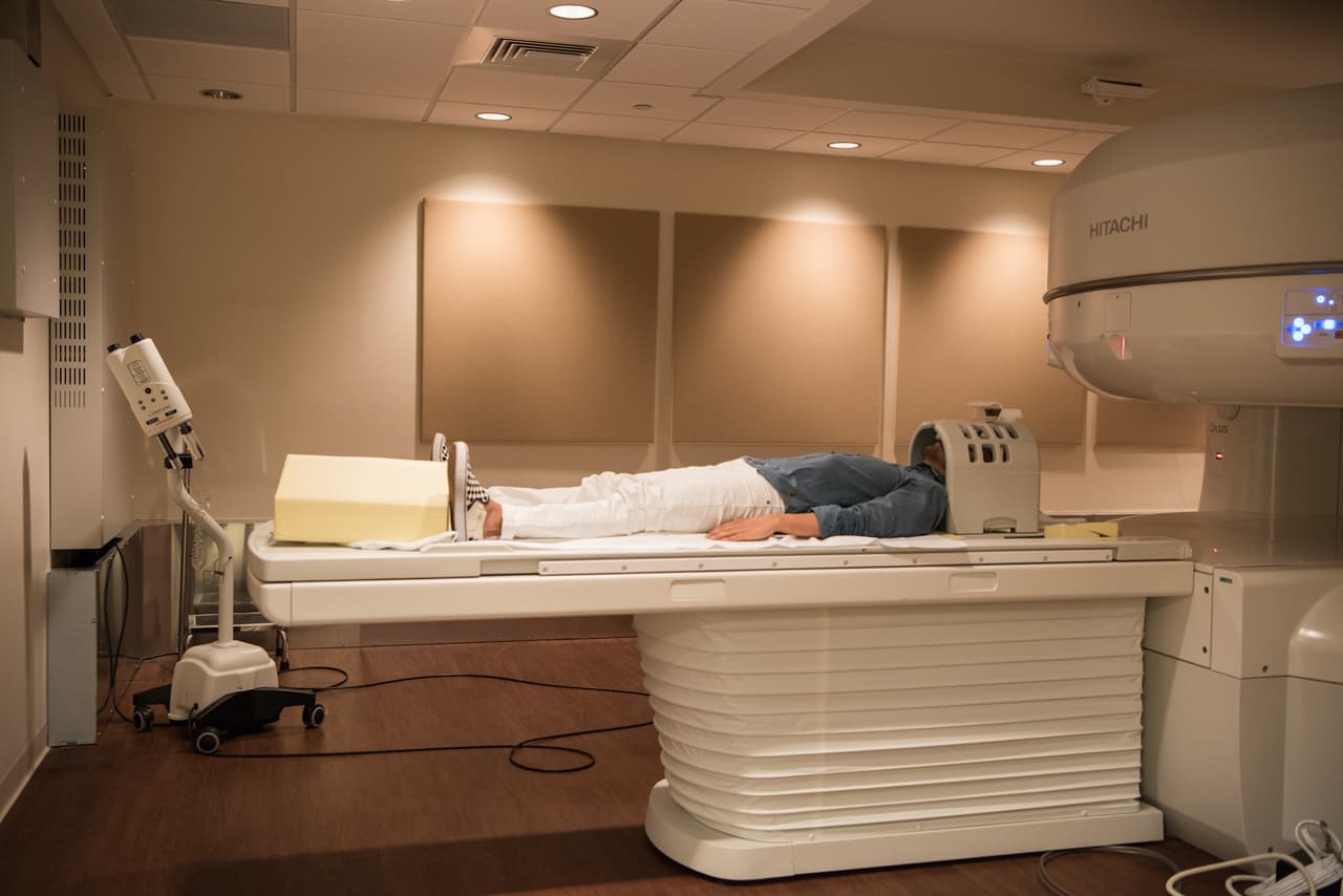 Cada tres meses deben hacer exámenes que escanean todo su cuerpo, especialmente su cabeza, para detectar si hay nuevos tumores. La inmunoterapia puede controlar los tumores, pero hasta ahora no ha curado su metástasis.