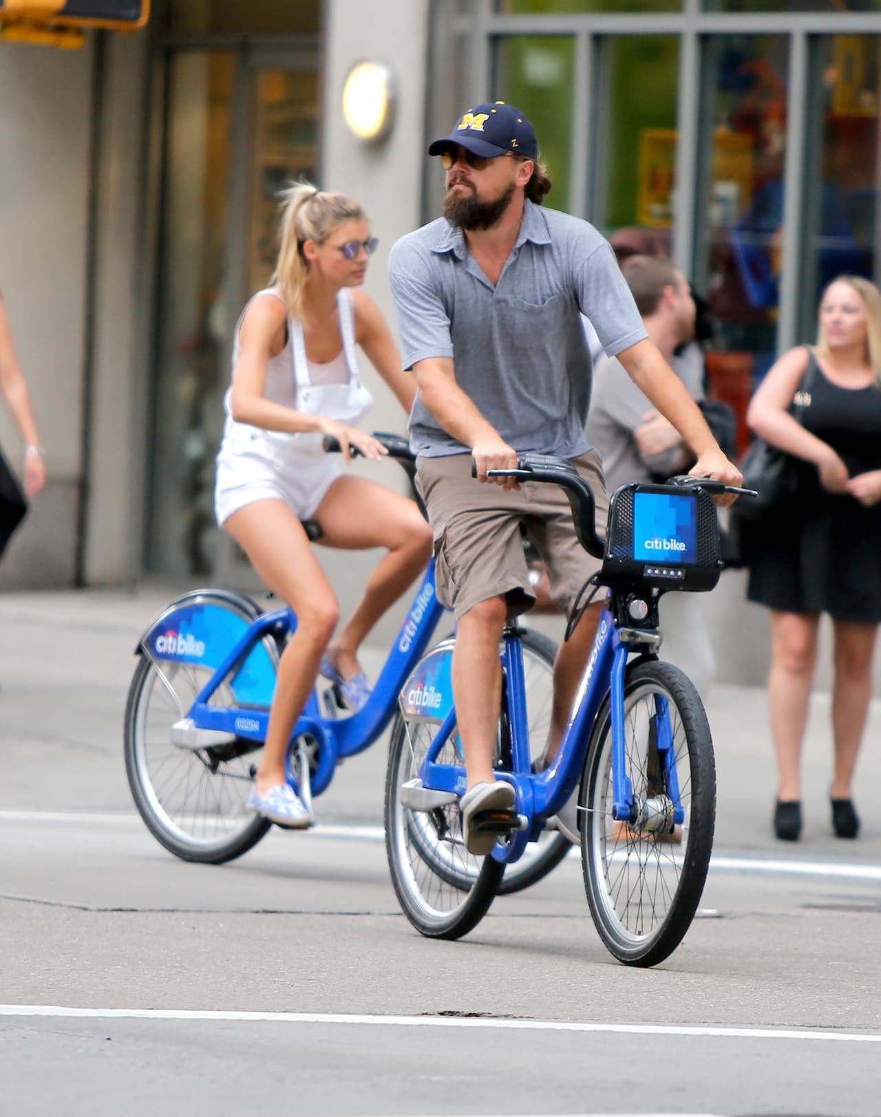 Esta vez con ayuda de la sensual modelo Kelly Rohrbach.