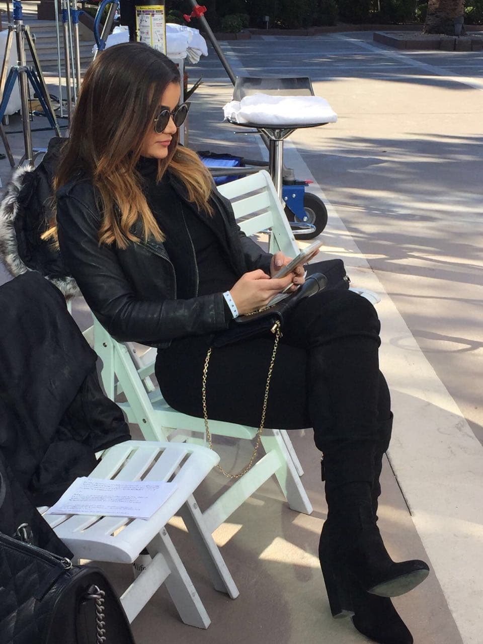 La vimos checando sus redes sociales.