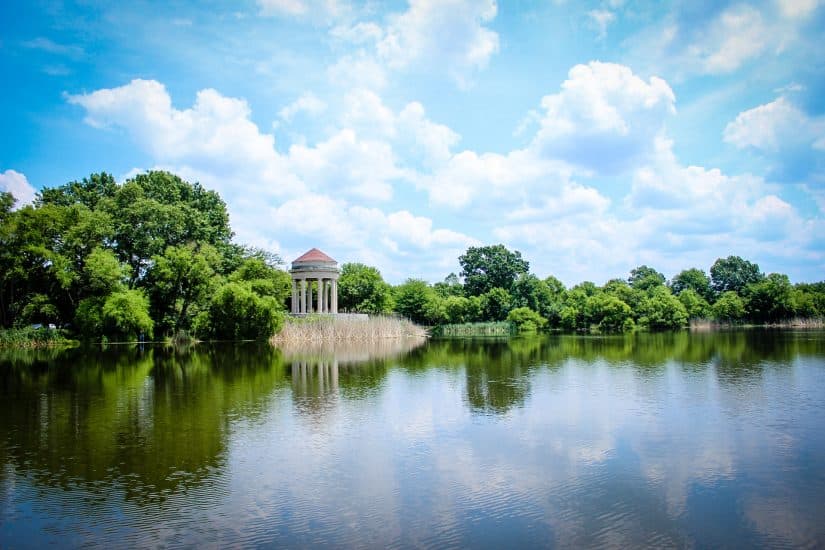 <b><a href="https://www.fdrparkphilly.org/" target="_blank">Franklin Delano Roosevelt Park</a> :</b> Este enorme parque del sur de Filadelfia tiene lagos, canchas de tenis, campos deportivos e incluso un famoso parque de patinaje. Pero lo que probablemente esté buscando es un lugar en uno de sus 21 campos de picnic y pabellones, muchos de los cuales incluyen parrillas para barbacoa (las reservas se pueden hacer con un permiso). O simplemente empaca una manta y dirígete allí en un fin de semana de verano. 📍 
<a href="https://www.google.com/maps/place/FDR+Park/@39.9021375,-75.1838075,15z/data=!4m2!3m1!1s0x0:0x2079dc6e2142291f?sa=X&ved=2ahUKEwiwj53K0bXwAhV3FTQIHYPrDaIQ_BIwEnoECCIQBQ" target="_blank">1500 Pattison Ave.</a>, 📞 215-683-3600, ✉️ 
<a href="mailto:info@fdrpark.org" target="_blank">info@fdrpark.org</a>, 🌐 
<a href="http://fdrparkphilly.org/" target="_blank">fdrparkphilly.org</a>, 📷 
<a href="https://www.instagram.com/fo_fdrpark/" target="_blank">@FO_FDRPark</a>