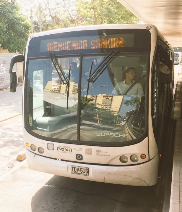 Hasta el bus le dio la bienvenida a la cantante, que está en su país natal para rodar con Carlos Vives el tema 'La Bicicleta'.