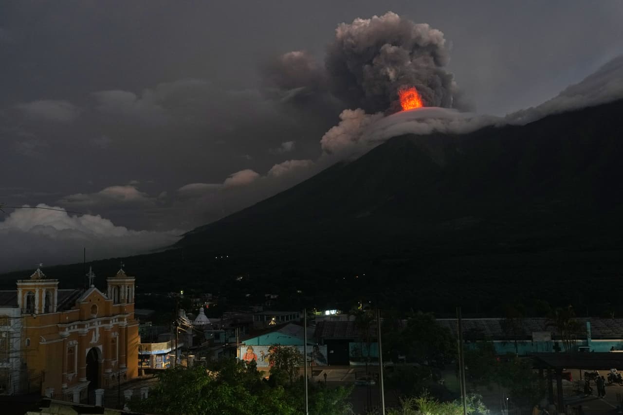 Las autoridades recomendaron que se tomen "precauciones con el tráfico aéreo", pero hasta ahora no se ve afectado el aeropuerto internacional en Ciudad de Guatemala.