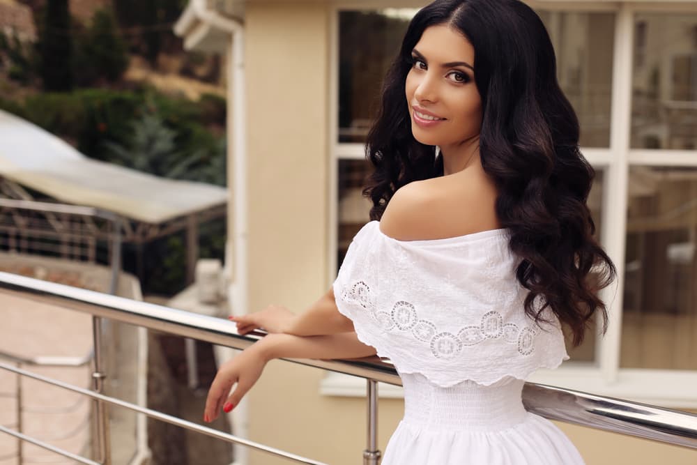 El color blanco es no sólo un amuleto ideal sino el tono perfecto para un Virgo. Como es el único signo del zodiaco simbolizado por una mujer, y como tal suyos tiene los atributos de lo femenino, y el color que se relaciona de manera más habitual con el mundo de la mujer es definitivamente el blanco.