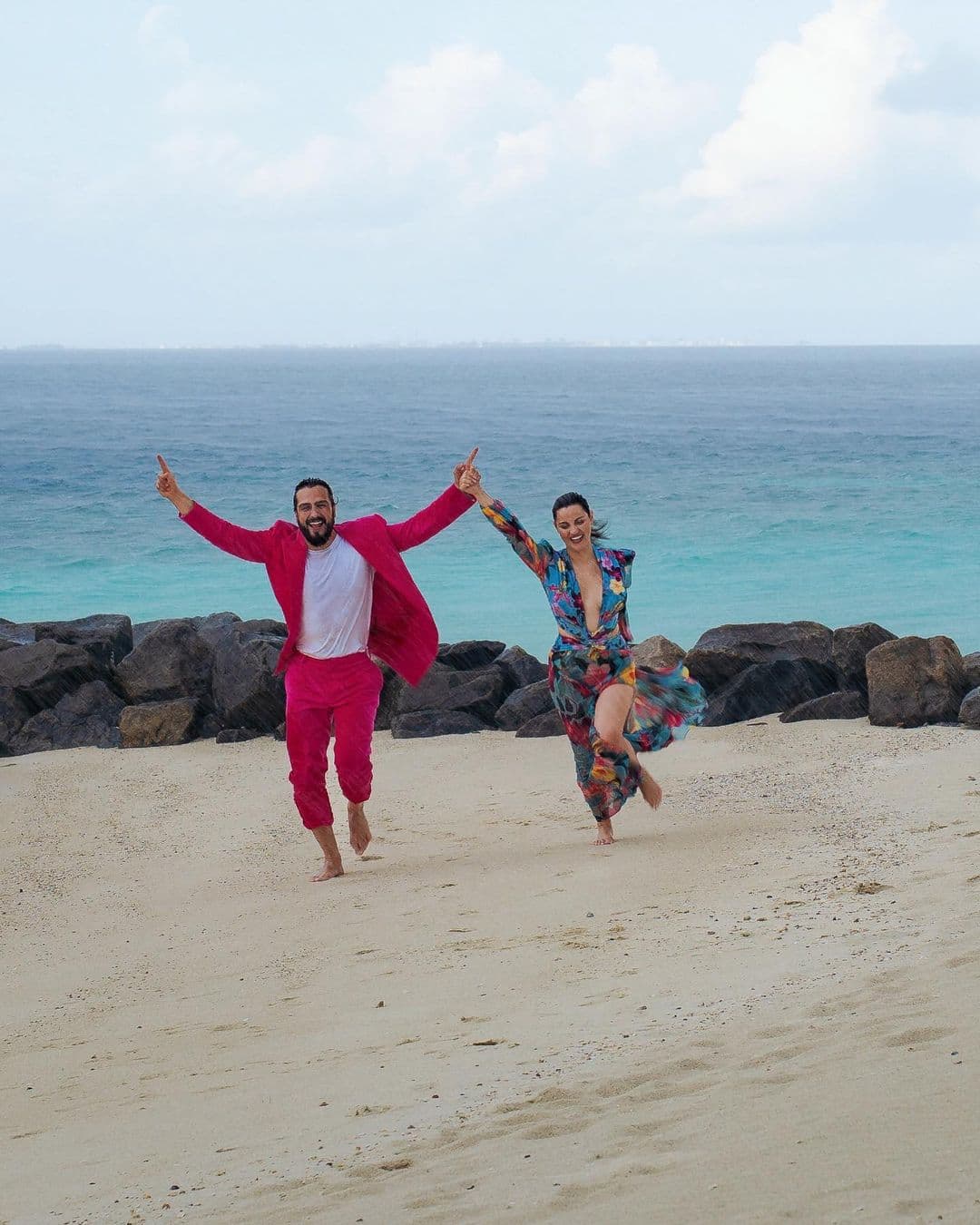 A pocas horas de haber publicado las imágenes, el matrimonio recibió miles de mensajes aplaudiendo su amor. Famosos como Chiquis, Adrián Uribe, Fernanda Castillo y Sebastián Rulli también comentaron las fotos.