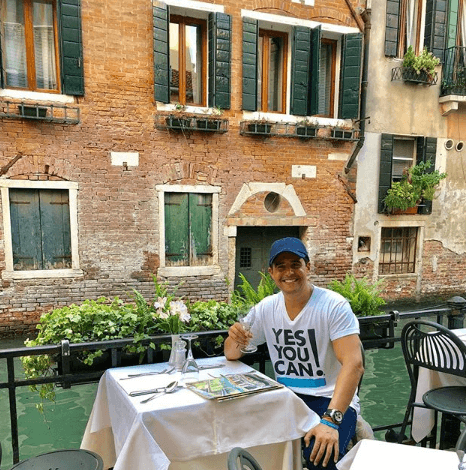 Y es que este viaje es parte de un sueño que tenía desde niño, cuando escuchaba a su madre decirle "mi gran sueño es algún día sentarme a tomar un café en Paris y conocer la Torre Eiffel".