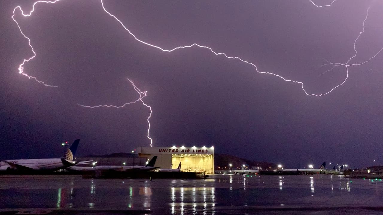 El Aeropuerto Internacional de San Francisco publicó esta imagen en Twitter de los intensos relámpagos azotando la términal aérea durante la tormenta.