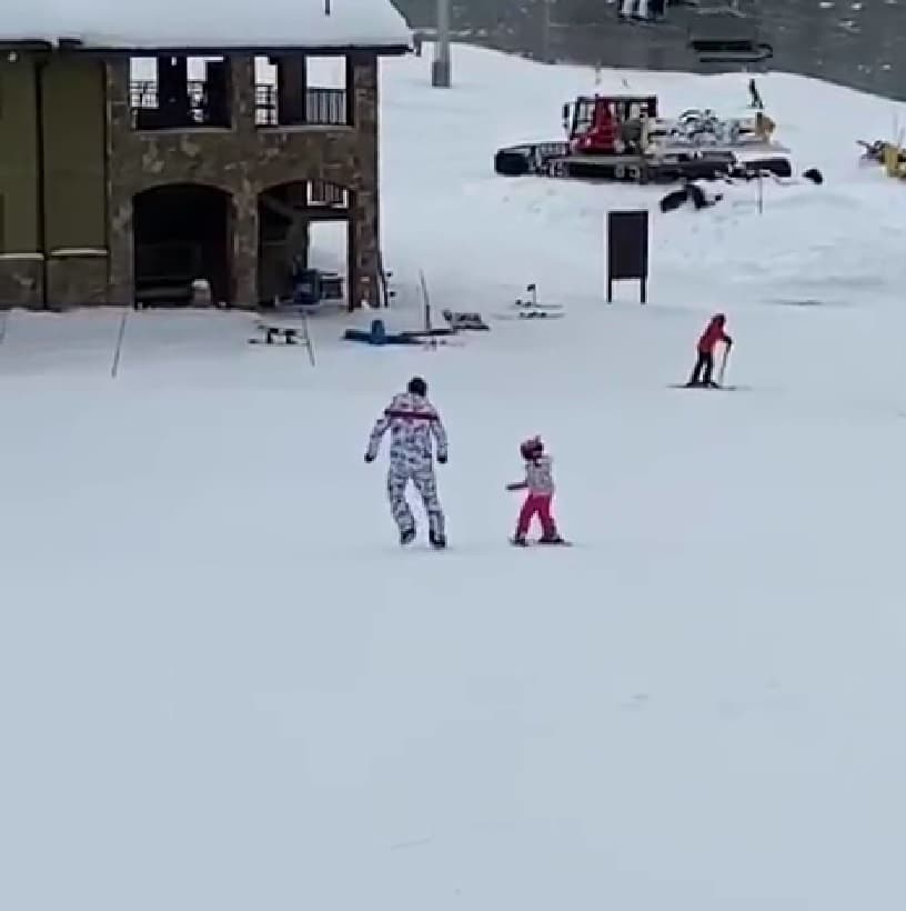Como toda una campeona, la pequeña frenó sin miedo y hasta una pirueta hizo.