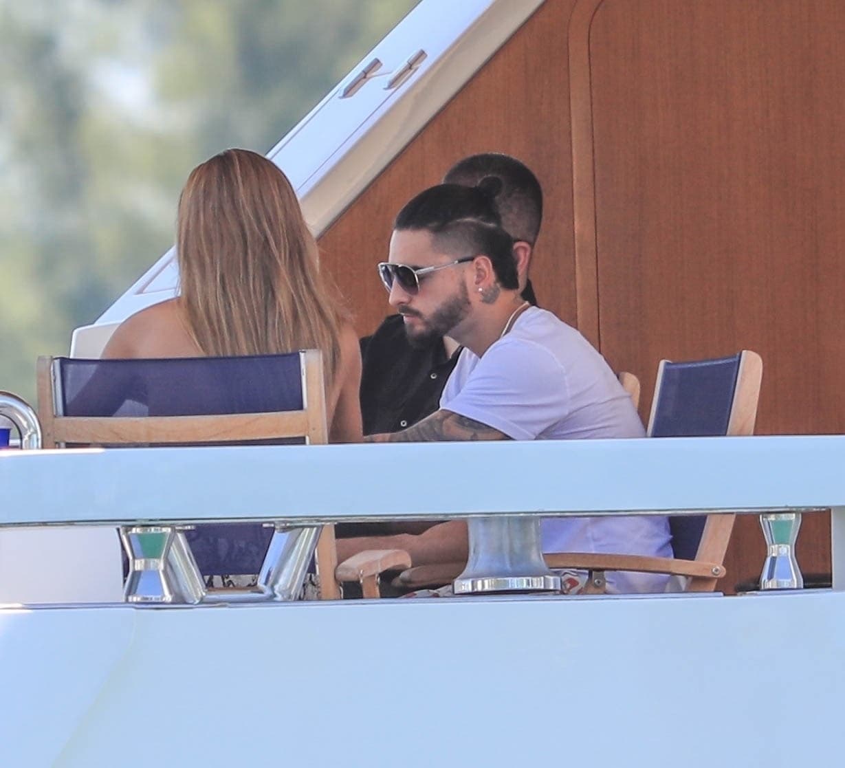 El cantante se mostró siempre atento con su acompañante.