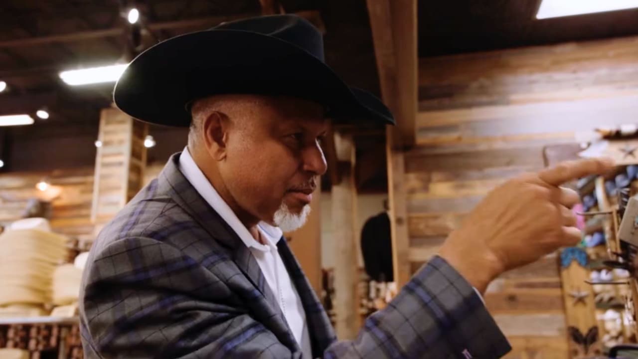 <h3 class="cms-H3-H3">Tradición que pesa </h3>
<br>Dallas sigue los pasos de Fort Worth, donde
<b>los policías ya usan sombrero vaquero como parte de la herencia local.</b> En Texas, esta prenda no es moda:
<b>es identidad, y llevarla en el uniforme conecta a la policía con la cultura de la comunidad.</b>