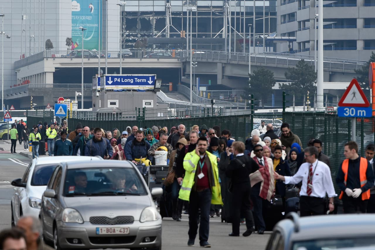 El aeropuerto en Zaventem durante la evacuación tras el ataque que dejó al menos una docena de muertos. Foto de Getty Images.