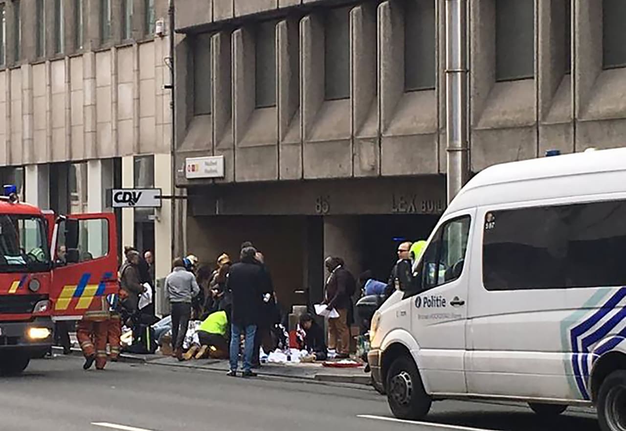 Los equipos de emergencia ayudan a los heridos fuera de la estación de metro en Maalbeek. Foto de Getty Images.