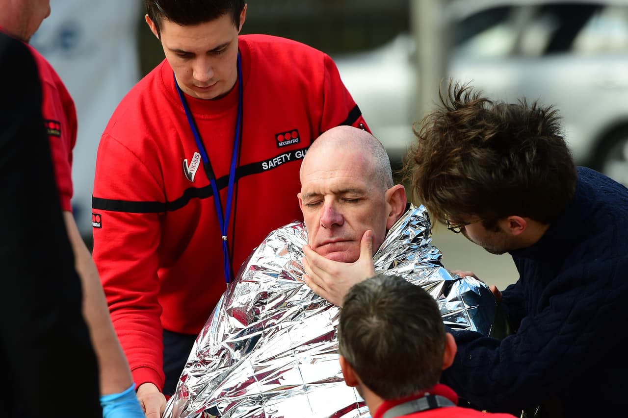 Un hombre es socorrido en el aeropuerto de Bruselas. Foto de Getty Images.