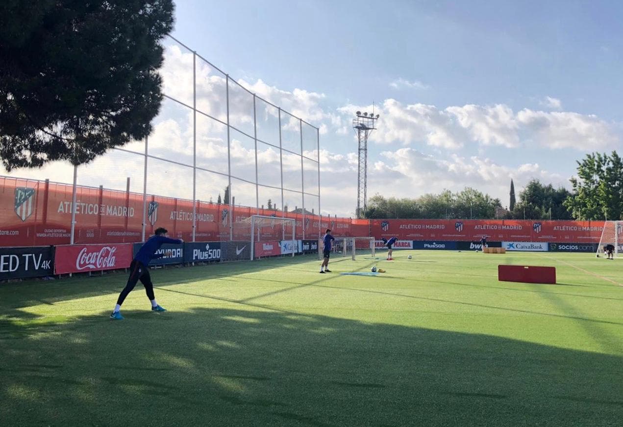 El Atlético de Madrid volvió a ejercitarse en la Ciudad Deportiva acatando las indicaciones sanitarias respectivas. | Renan Lodi aún no se incorporará al entrenamiento tras dar positivo al test de coronavirus.