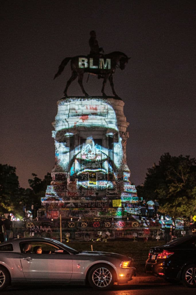 La cara de George Floyd proyectada sobre la estatua del general confederado Robert Lee. El gobernador de Virginia, Ralph Northam, ordenó la remoción de la estatua lo antes posible pero los procedimientos legales han detenido temporalmente esos planes. El
<a href="https://www.washingtonpost.com/graphics/2019/national/police-shootings-2019/" target="_blank">24% de las personas</a> que murieron a manos de la policía en 2019 eran
<a href="https://www.univision.com/temas/afroestadounidenses">afroestadounidenses</a> algo que resulta desproporcionado considerando que representan solo el 13% de la población estadounidense.
<br>