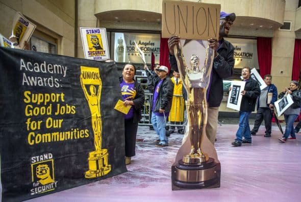 Los Oscars están a la vuelta de la esquina y entre la lluvia y las protestas de trabajadores del sindicato y una polémica réplica de la estatuilla de 8' pies, inspirada en la recien muerte del actor Phillip Seymour Hoffmann, han dado al evento una cara de la industria poco conocida por muchos.