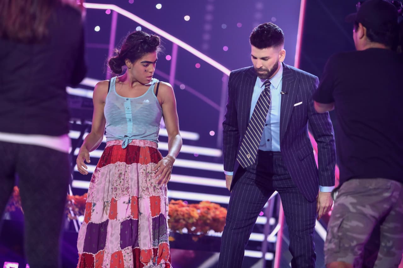 El show de este domingo empezó con Mela Lamelaza en el escenario. Pero ella no quería estar sola allá arriba, invitó a Jomari Goyso a mostrar sus mejores pasos de baile. Y ya ven que a él no le gusta.