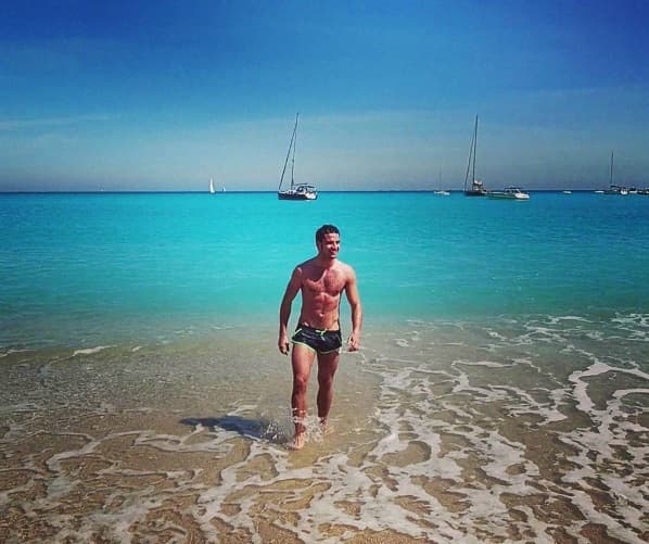 El guapo actor y modelo español que interpreta a Roberto Marañón en ‘La Embajada’ conquista y enamora a sus fanáticas con las sexys y atrevidas fotos que comparte en su cuenta de Instagram ¿Te lo vas a perder?