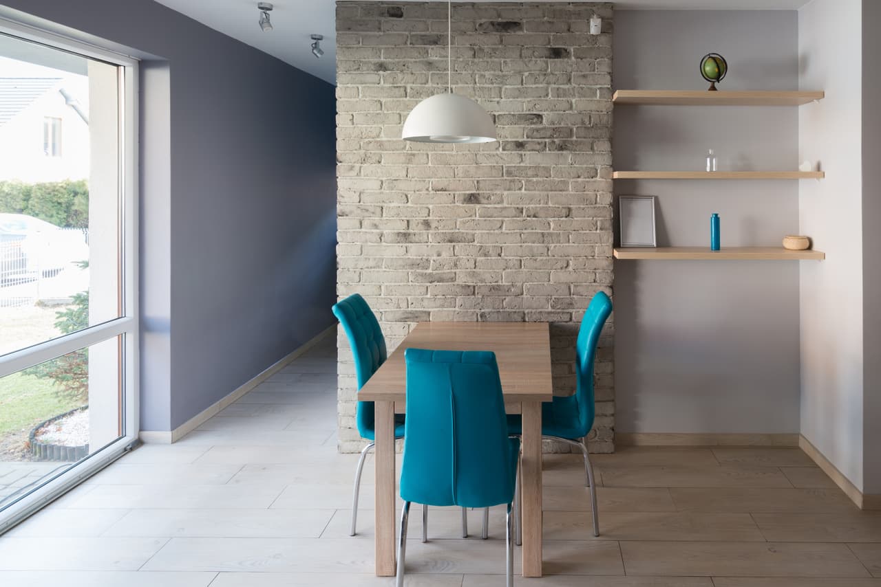 El utilizar lámparas colgantes encima de la mesa está de moda y permite tener una iluminación directa en esta zona.