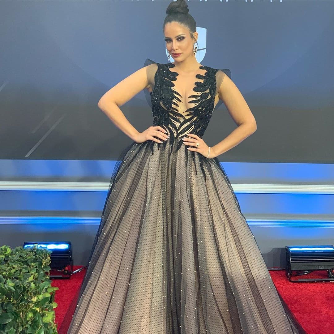 Aleyda Ortiz derrochó elegancia en el diseño 'black and rose' del diseñador venezolano Nidal Nouaihed.