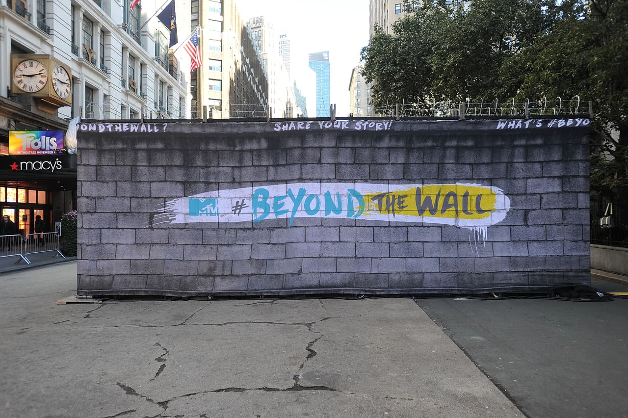 El muro se levanta en "Herald Square", ese espacio en la intersección de Broadway con la Sexta avenida y la calle 34, en Manhattan. A una milla de distancia se encuentra la Torre Trump.