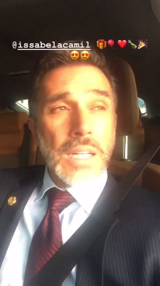 "Es cumpleaños de una de las mujeres más importantes en mi vida […] Issabela Camil que es mi compañera, mi amiga, 
<b>mi cómplice en muchísimas cosas</b>. Hoy cumple años".