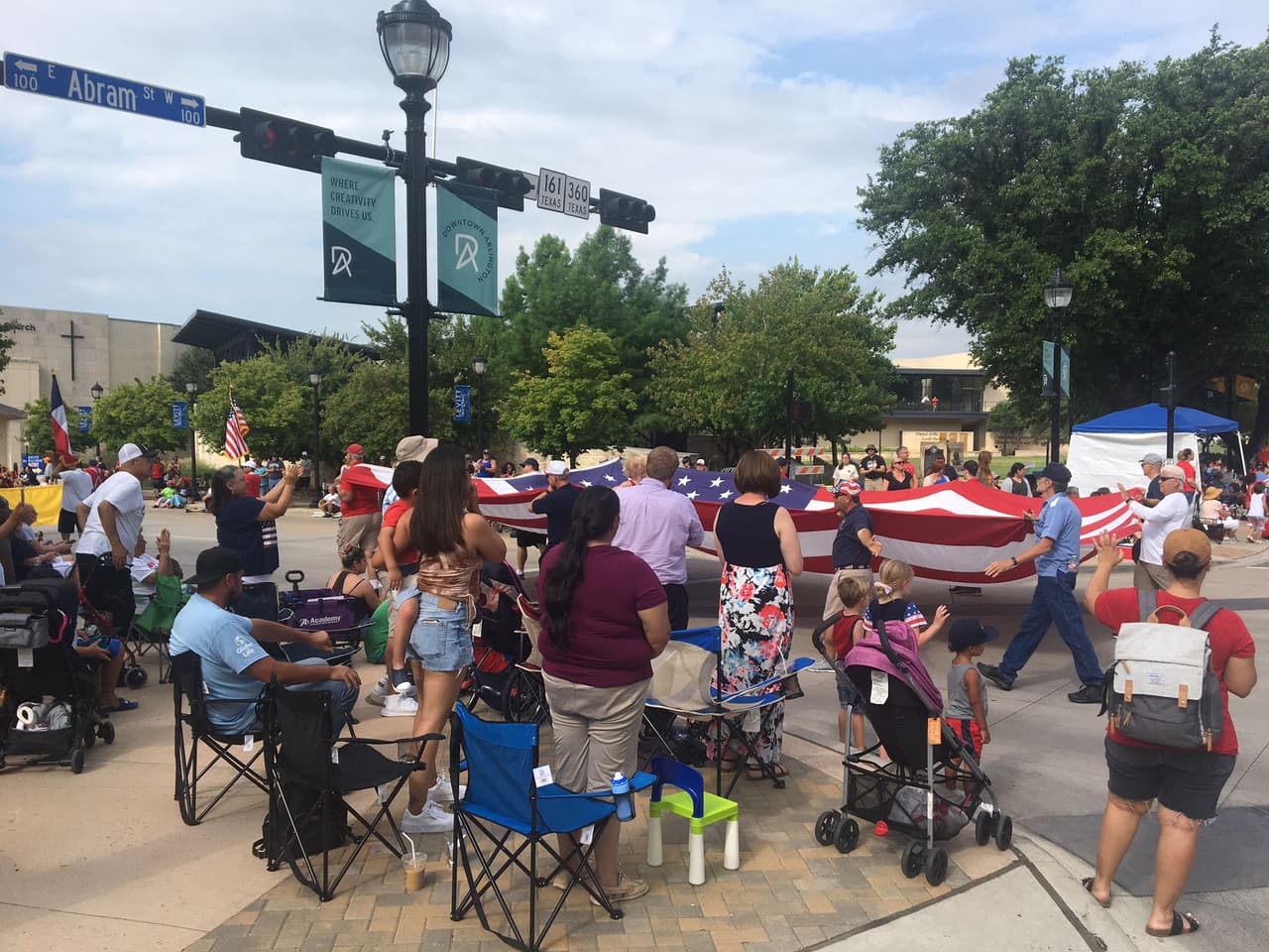 Los asistentes reunieron sillas alrededor de las principales calles para presenciar el desfile.