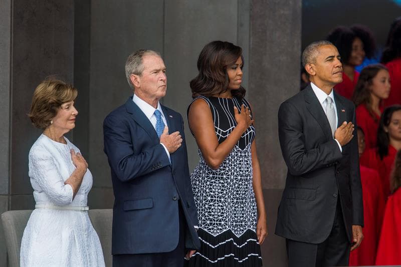 Al final del emotivo evento, los asistentes entonaron el himno estadounidense.