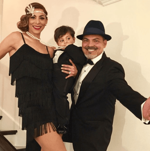 Lourdes se veía bellísima y estaba feliz junto a sus galanes.