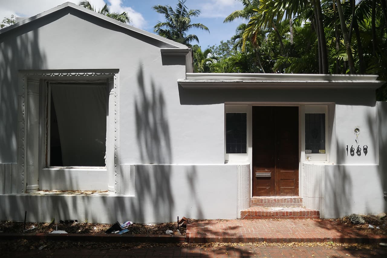 En agosto 
<i>The Guardian </i>informó que Bannon tenía un registro activo de votante en una casa en el condado de Miami-Dade, Florida, la cual estaba vacía e iba a ser demolida. El estratega cambió su dirección 
<a href="https://www.theguardian.com/us-news/2016/aug/26/steve-bannon-florida-voter-registration-home-breitbart-writer" target="_blank"><b>de registro luego de la polémica.</b></a> El sitio Breitbart ha promovido la teoría de que en el país hay un alto fraude electoral y las elecciones están "amañadas". (Getty Images)