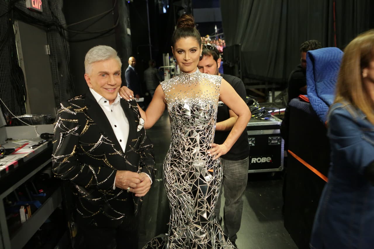 Detrás de cámaras las chicas nos sorprenden cargadas de artillería pesada… pero de belleza y sensualidad.