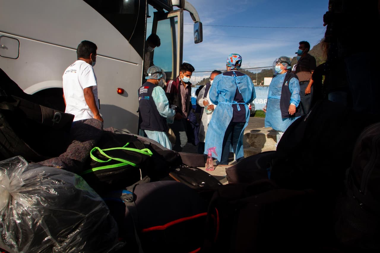 Los migrantes deportados regresan a sus países de origen tras pasar por condiciones que los exponen a secuestros, violencia sexual, tortura, robo y sobornos en su camino hacia EEUU.