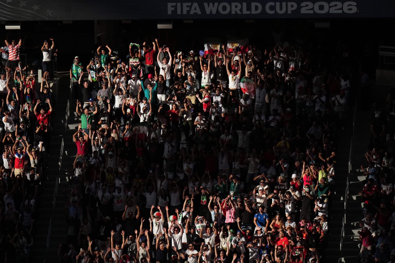 Los aficionados vitorean durante el partido de fútbol del Grupo G de la Copa Mundial entre Irán y Nueva Zelanda.