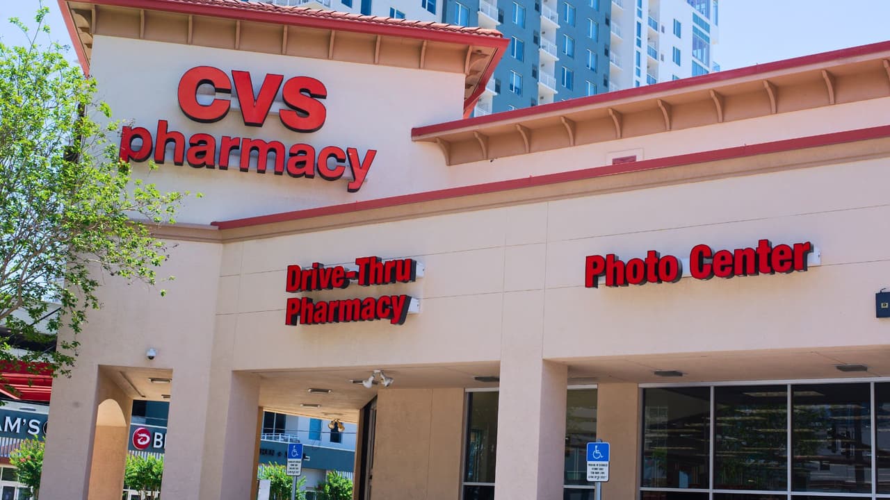 <h3 class="cms-H3-H3">💊 Farmacias: atención con el horario </h3>
<br>
<b>Las farmacias también estarán abiertas</b>, pero con algunos ajustes: 
<br>
<b>Walgreens y CVS</b> mantendrán sus puertas abiertas. 
<br>Algunas farmacias dentro de estas tiendas 
<b>pueden cerrar o reducir su horario, especialmente si no operan 24 horas.</b> 
<br>Te sugerimos llamar antes de ir o revisar el estado en línea.