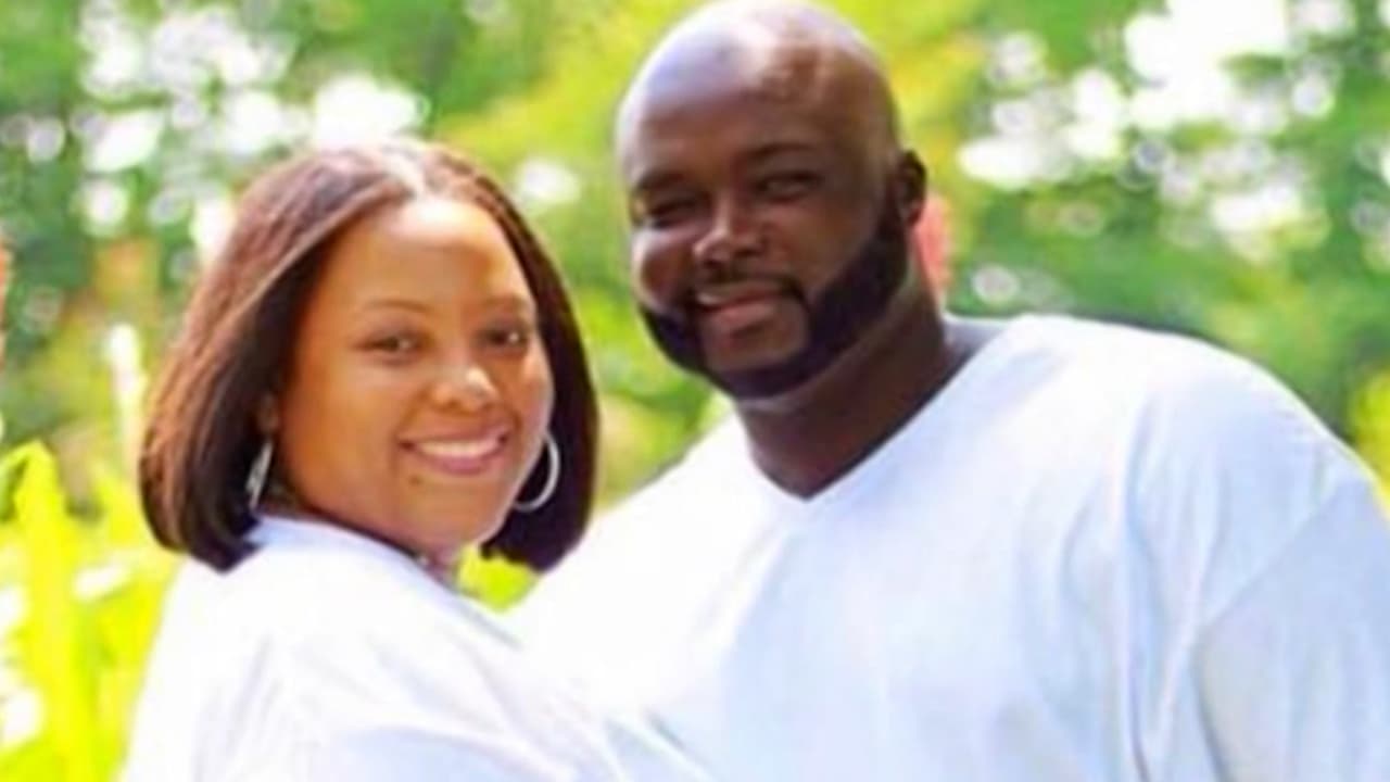 Robert Lee y su esposa intentaban refugiarse durante los tornados del pasado viernes, pero en el intento por salvarla ante la caída de una viga, Robert resultó herido y perdió la vida. 
<a href="https://www.univision.com/noticias" target="_blank">Sigue las últimas noticias en Univision. </a>