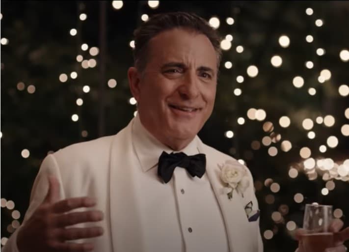 El actor Andy García, quien es recordado principalmente por su papel en ‘El padrino III’ será Billy Herrera, la nueva versión de el padre de la novia en el remake de 2022. Aunque seguirá sintiéndose incómodo respecto al futuro matrimonio de su hija, se incorporarán a su personaje detalles como el hecho de esconder que está a punto de divorciarse de su esposa.