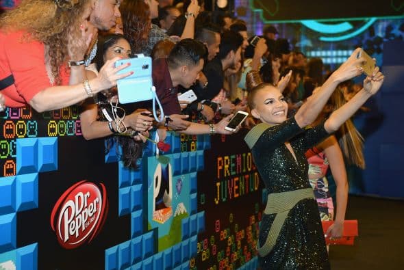 Nos encantan los selfies. We can't get enough of them! Y si no, pregúntenle a los que desfilaron la alfombra de Premios Juventud.