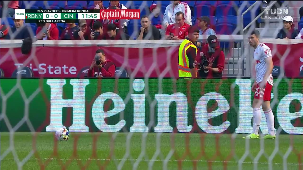 ¡TIRO ATAJADO! disparo por Frankie Amaya.