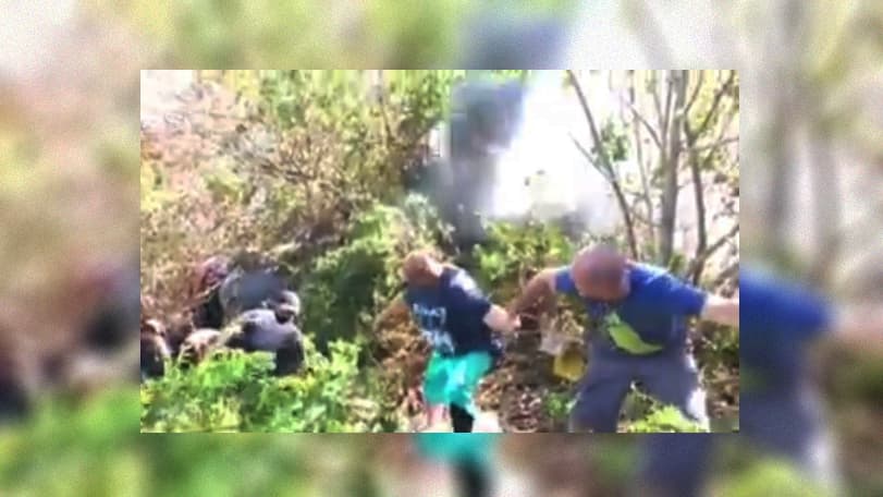 Testigos de accidente de auto hacen cadena humana para salvar a un conductor