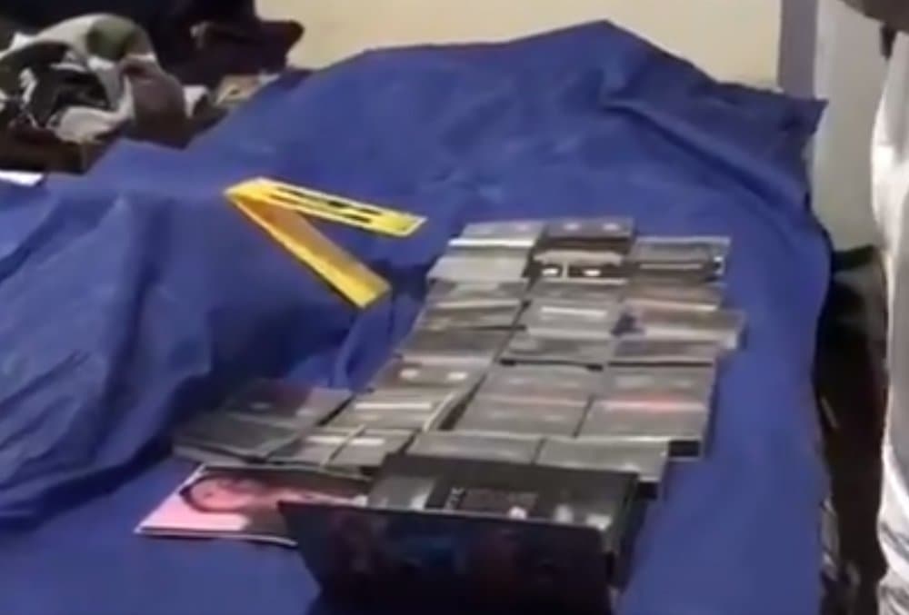 Aunado a las prendas, zapatos y utensilios de mujer hallados, las autoridades también encontraron diversas grabaciones de video en las que se sospecha que el detenido
<b> tendría grabado sus ataques. </b>