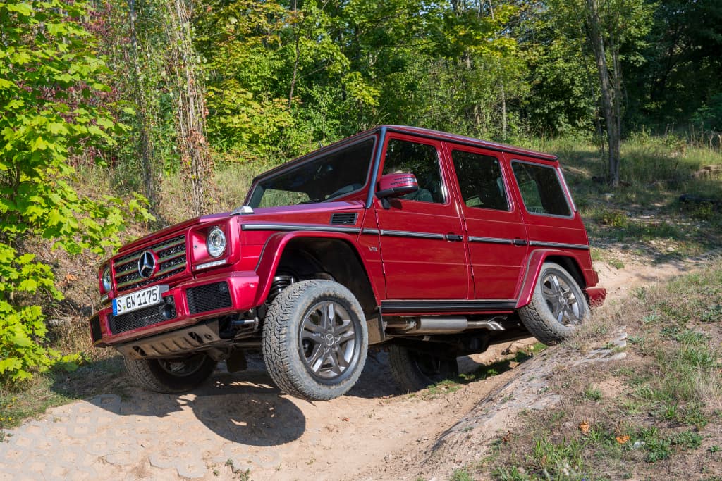 <b>Mercedes-Benz Clase G</b>
<br>Sin duda el modelo favorito de camioneta de las luminarias de todo el mundo, latinos, Hollywood, deportistas, muchos han sucumbido a sus encantos.
<br>Justin Bieber, Sylvester Stallone, Farruko, William Levy, Alejandro Fernández, Conor McGregor y Bad Bunny, son tan solo algunos de los famosos que tienen un ejemplar de estos en su garage.
