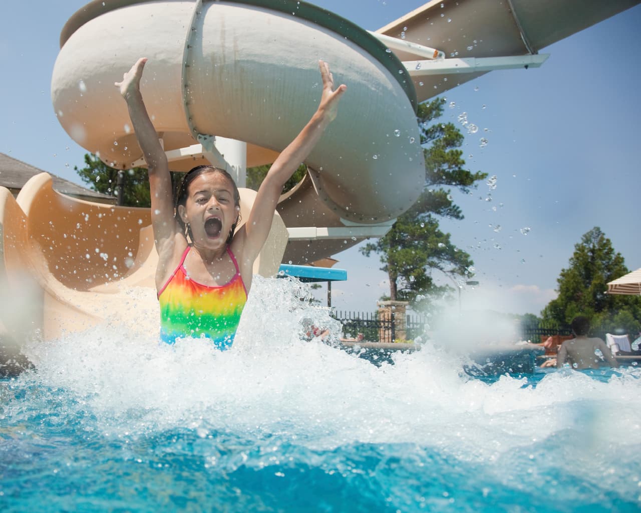 El parque tiene más de una milla en toboganes, albercas con olas, un río y una piscina con un balde gigante para disfrutar en familia.