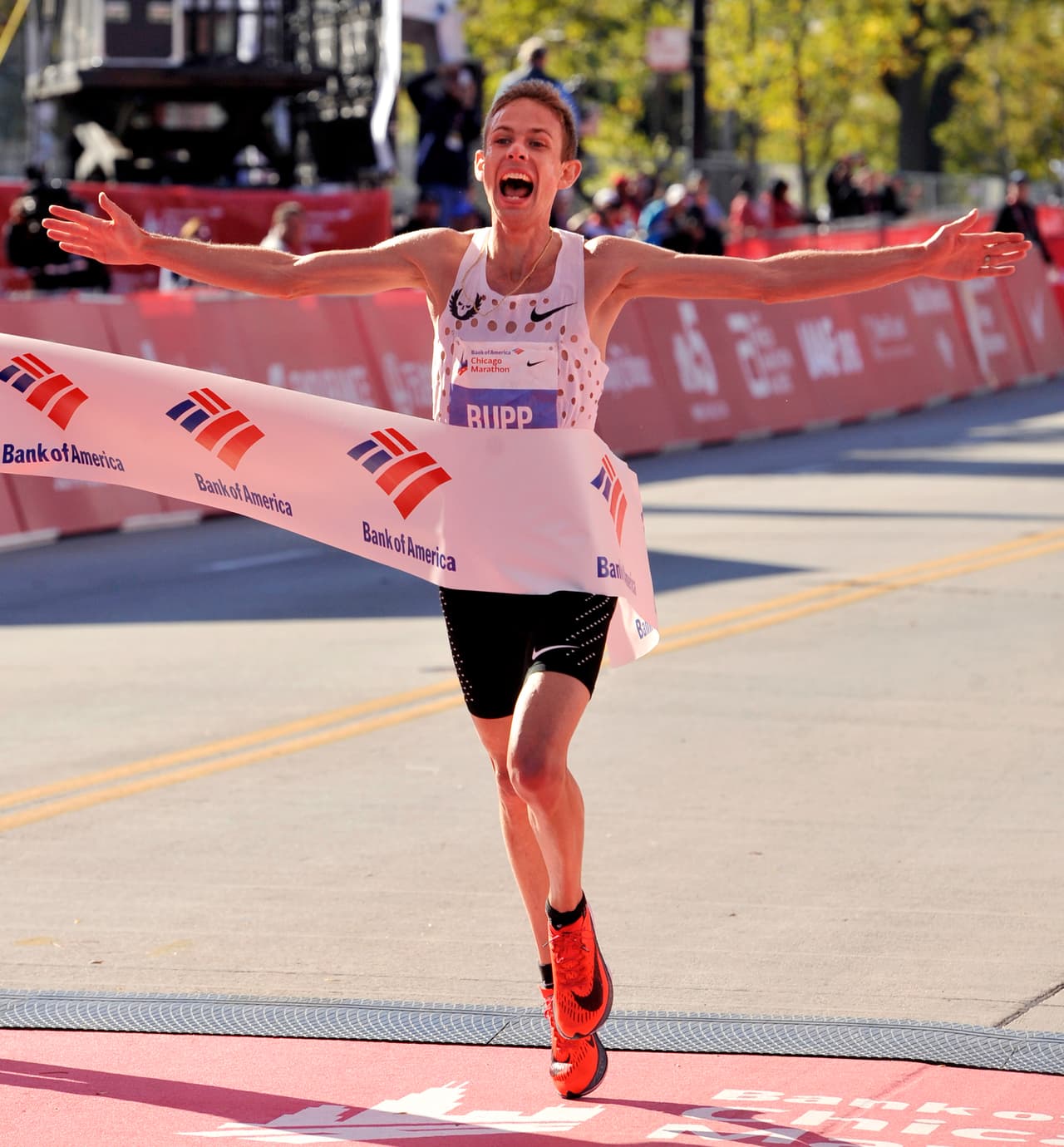 El maratón de Chicago 2017 pasará a la historia, pues por primera vez en tres lustros un estadounidense ganó esta carrera de larga resistencia. Galen Rupp cruzó la línea de meta con un tiempo de 2 horas, 9 minutos y 20 segundos.