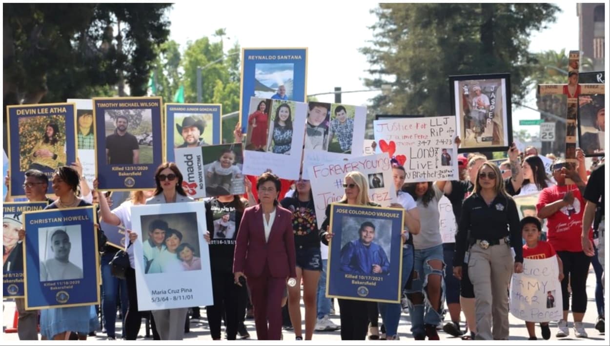 Marchan en Bakersfield para honrar a víctimas de crimen: familiares exigen justicia