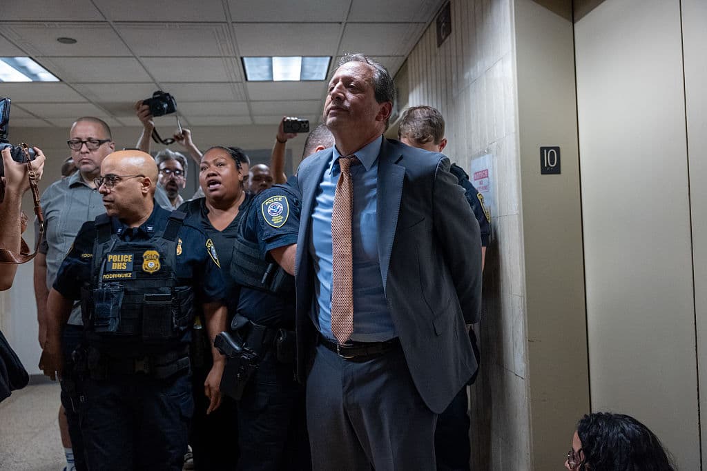 Contralor de NYC rechaza acuerdo y va a juicio por defender derechos de inmigrantes